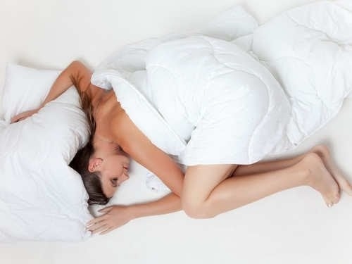 Tư thế ngủ ảnh hưởng thế nào đến làn da của bạn?